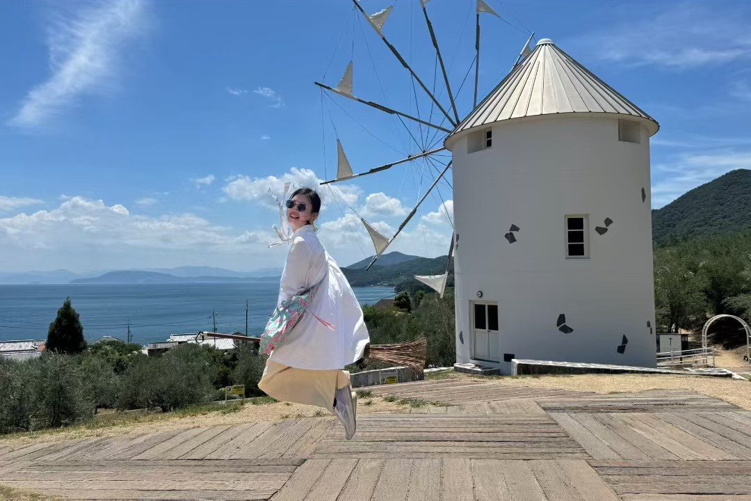 濑户内海小豆岛蓝天风车